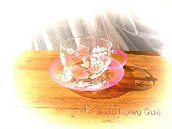 ガラスのカップ&ソーサー　～ふんわりピンクのマットフラワー (絵付けガラス) 6枚目の画像