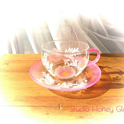ガラスのカップ&ソーサー　～ふんわりピンクのマットフラワー (絵付けガラス) 4枚目の画像