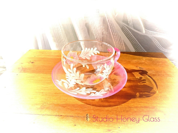 ガラスのカップ&ソーサー　～ふんわりピンクのマットフラワー (絵付けガラス) 5枚目の画像