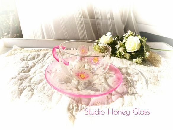ガラスのカップ&ソーサー　～ふんわりピンクのマットフラワー (絵付けガラス) 3枚目の画像