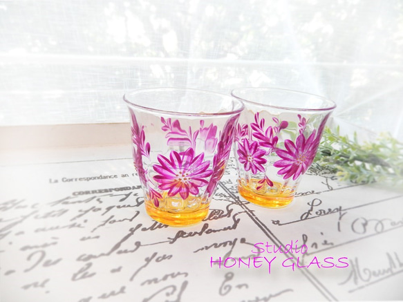 ローズピンクの花柄グラス（絵付けグラス） 2枚目の画像