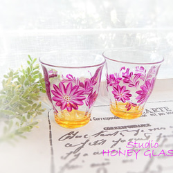 ローズピンクの花柄グラス（絵付けグラス） 1枚目の画像