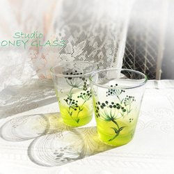 丸い花柄のグラス　～グリーン＆イエローグリーン (絵付けガラス) 4枚目の画像
