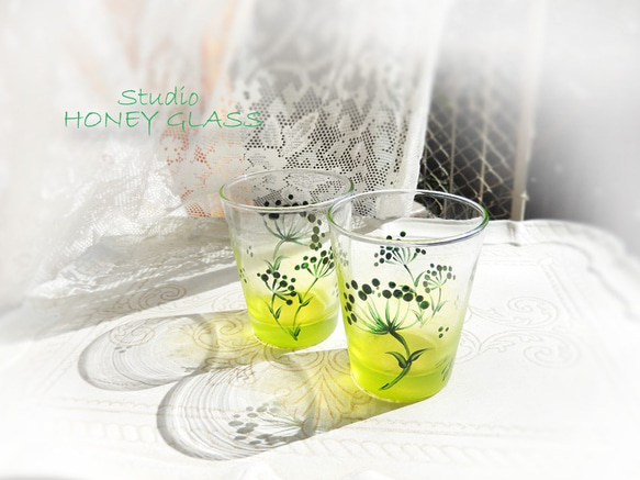 丸い花柄のグラス　～グリーン＆イエローグリーン (絵付けガラス) 4枚目の画像