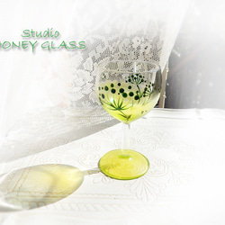 丸い花柄のワイングラス　～グリーン＆イエローグリーン (絵付けガラス) 1枚目の画像