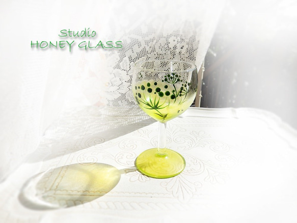 丸い花柄のワイングラス ～グリーン＆イエローグリーン (絵付け