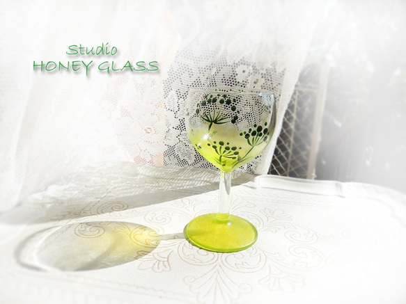 丸い花柄のワイングラス　～グリーン＆イエローグリーン (絵付けガラス) 2枚目の画像