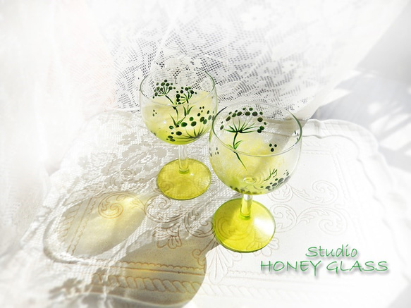 丸い花柄のワイングラス　～グリーン＆イエローグリーン (絵付けガラス) 4枚目の画像