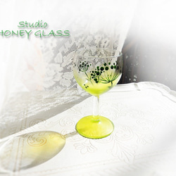 丸い花柄のワイングラス　～グリーン＆イエローグリーン (絵付けガラス) 5枚目の画像