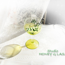 丸い花柄のワイングラス　～グリーン＆イエローグリーン (絵付けガラス) 6枚目の画像