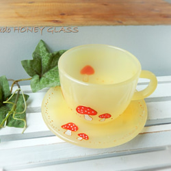 きのこ柄のガラスのカップ＆ソーサー・ミルクイエロー（絵付けガラス） 4枚目の画像