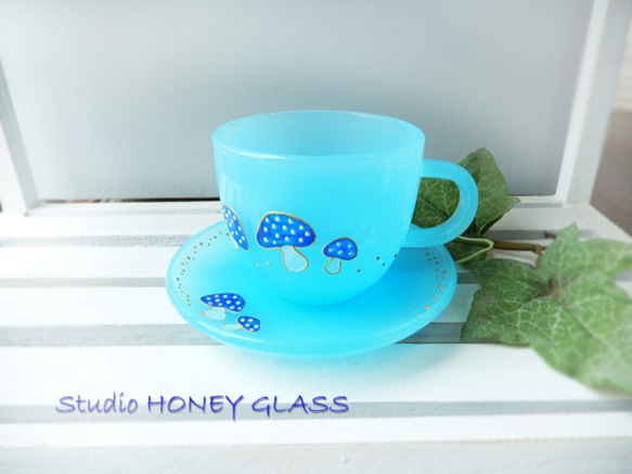 きのこ柄のガラスのカップ＆ソーサー・ミルクブルー（絵付けガラス） 1枚目の画像