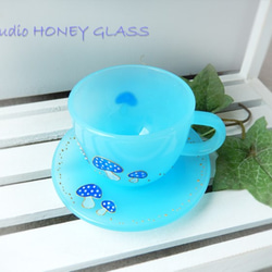 きのこ柄のガラスのカップ＆ソーサー・ミルクブルー（絵付けガラス） 2枚目の画像