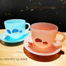 きのこ柄のガラスのカップ＆ソーサー・ミルクブルー（絵付けガラス） 4枚目の画像