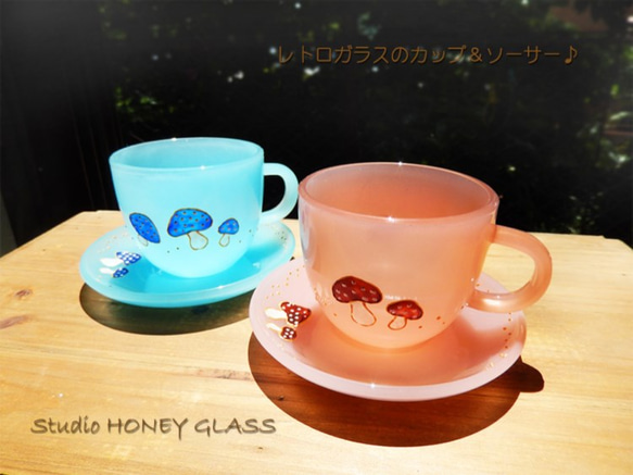 きのこ柄のガラスのカップ＆ソーサー・ミルクブルー（絵付けガラス） 4枚目の画像
