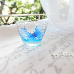 ガラスの酒杯　～Blue butterfly (絵付けガラス) 1枚目の画像