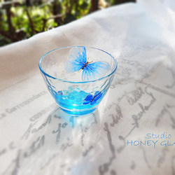 ガラスの酒杯　～Blue butterfly (絵付けガラス) 4枚目の画像