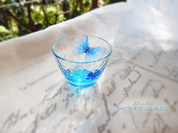 ガラスの酒杯　～Blue butterfly (絵付けガラス) 4枚目の画像
