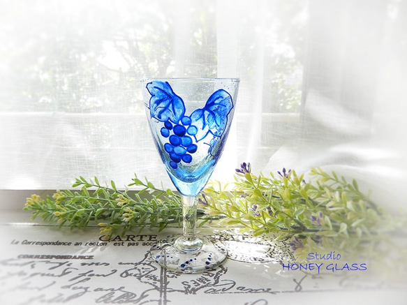 青い葡萄柄のワイングラス　～Bluegrape (絵付けガラス) 1枚目の画像