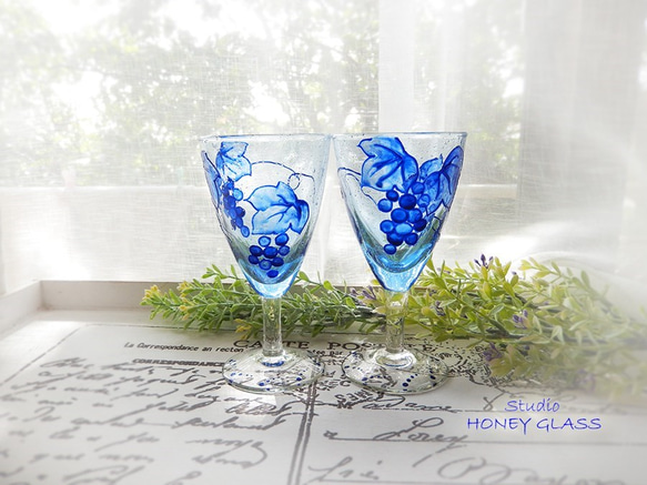 青い葡萄柄のワイングラス　～Bluegrape (絵付けガラス) 2枚目の画像