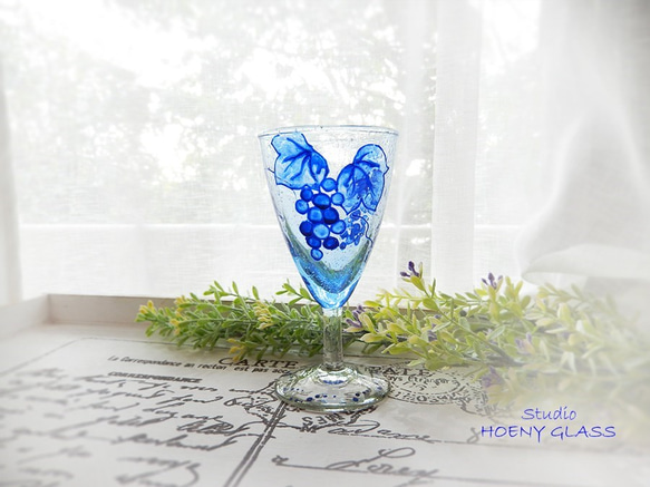 青い葡萄柄のワイングラス　～Bluegrape (絵付けガラス) 5枚目の画像