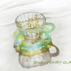 ミントグリーンリーフのミニカップ＆ソーサー　（絵付けガラス） 1枚目の画像