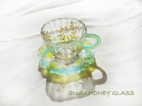 ミントグリーンリーフのミニカップ＆ソーサー　（絵付けガラス） 1枚目の画像