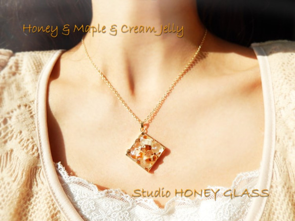 ガラスのペンダント　～Jelly Glass シリーズ：ハニー＆メイプル＆ミルクのゼリー　№03 4枚目の画像