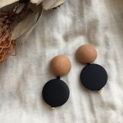 matte mustard cabochon earring 1枚目の画像