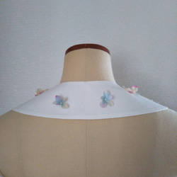 〜彩花〜襟を彩る花々＊真っ白な丸襟のつけ襟・つけ衿 3枚目の画像