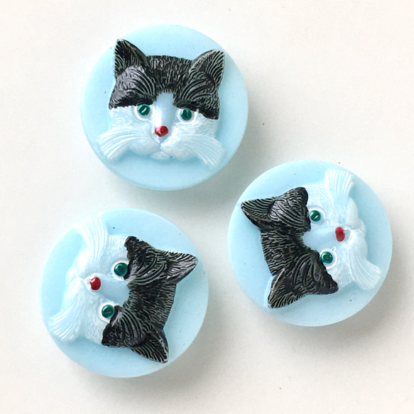 ネコのガラスボタン（チェコ）｜ハチワレ猫×ペールブルー 2枚目の画像