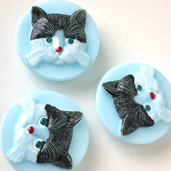 ネコのガラスボタン（チェコ）｜ハチワレ猫×ペールブルー 4枚目の画像