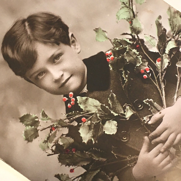 アンティークポストカード｜柊を抱える男の子（フランス） 3枚目の画像