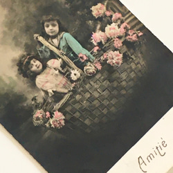 古董明信片 | 花籃裡的男孩和女孩（法國） 第2張的照片