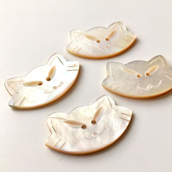 ネコのシェルボタン（モチーフボタン）・カボション｜マザーオブパール（白蝶貝） 3枚目の画像