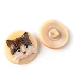 ネコのガラスボタン（チェコ）｜ハチワレ猫×サンドベージュ 4枚目の画像