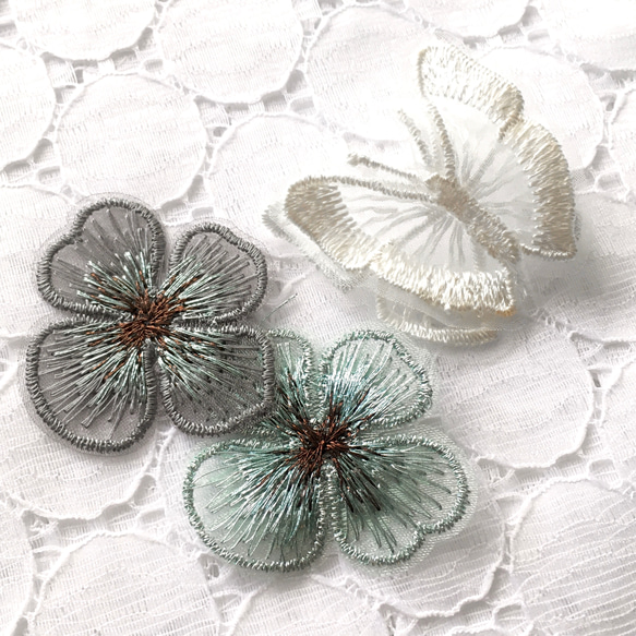2 個花卉刺繡貼花 + 1 個蝴蝶蕾絲貼花 + 1 個配件（耳環或耳套） 第1張的照片