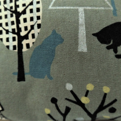 黒猫と木立のポーチ 5枚目の画像