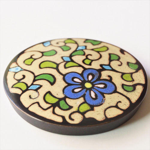 古代の彩り・泥七宝「花柄 ペーパーウェイト」丸型 クリーム その他