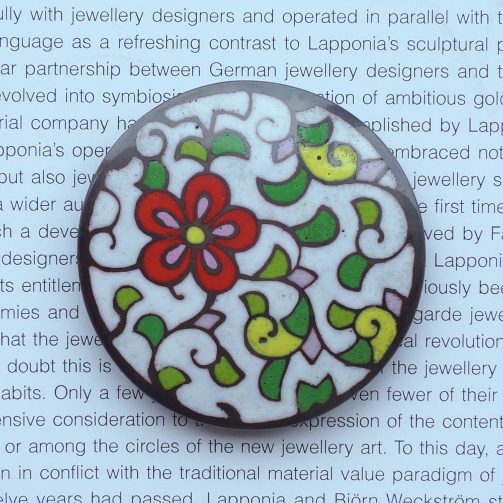 古代の彩り・泥七宝ペーパーウェイト丸形「白地に赤花」