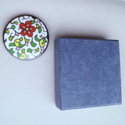 古代の彩り・泥七宝ペーパーウェイト丸形「白地に赤花」 4枚目の画像