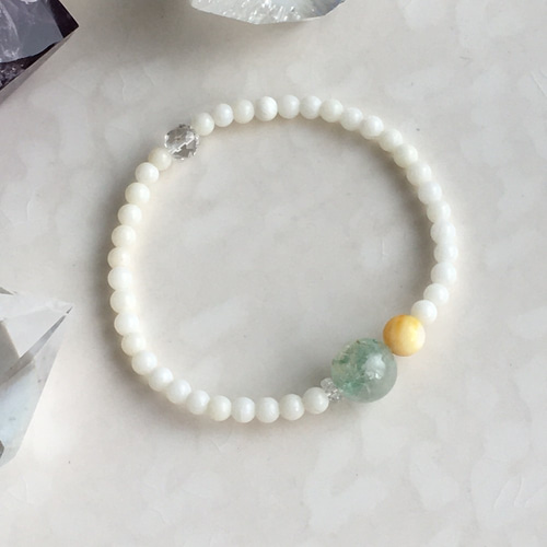 グリーンファントムクォーツとゴールドマザーオブパールのシンプル