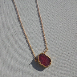 宝石質スライスルビーのベルメイユネックレス 2枚目の画像