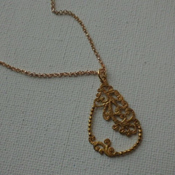 真鍮のツタのフェミニンなシズクネックレス 2枚目の画像