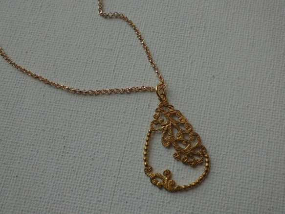 真鍮のツタのフェミニンなシズクネックレス 2枚目の画像