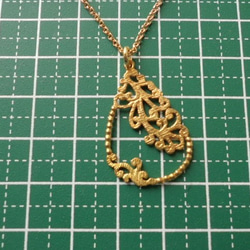 真鍮のツタのフェミニンなシズクネックレス 3枚目の画像