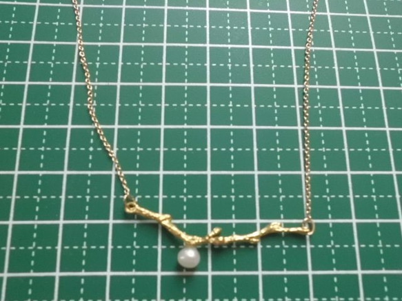 真鍮の枝と淡水パールのネックレス 4枚目の画像