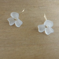 白いお花のイヤリング 1枚目の画像