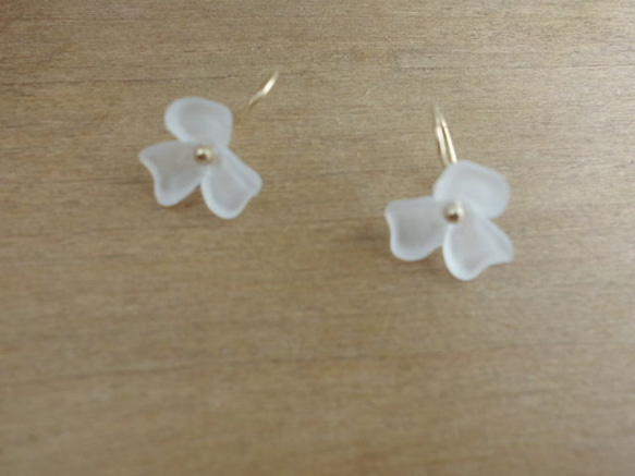 白いお花のイヤリング 1枚目の画像