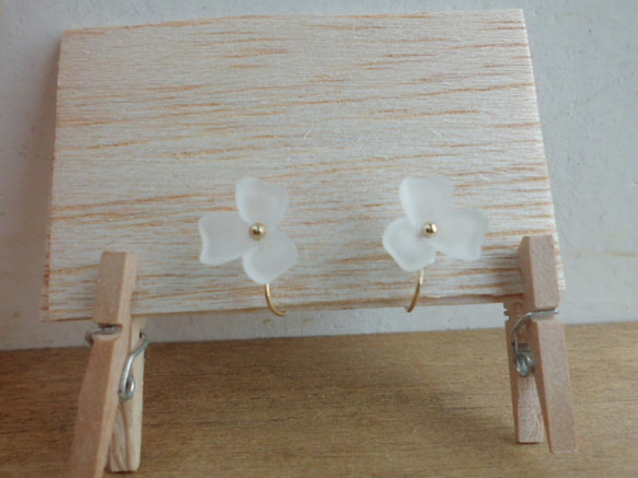 白いお花のイヤリング 2枚目の画像